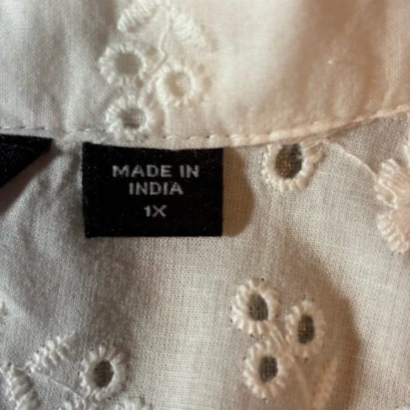 Colleen Lopez XL White Eyelet Button-Up Shirt. - Picture 7 of 9